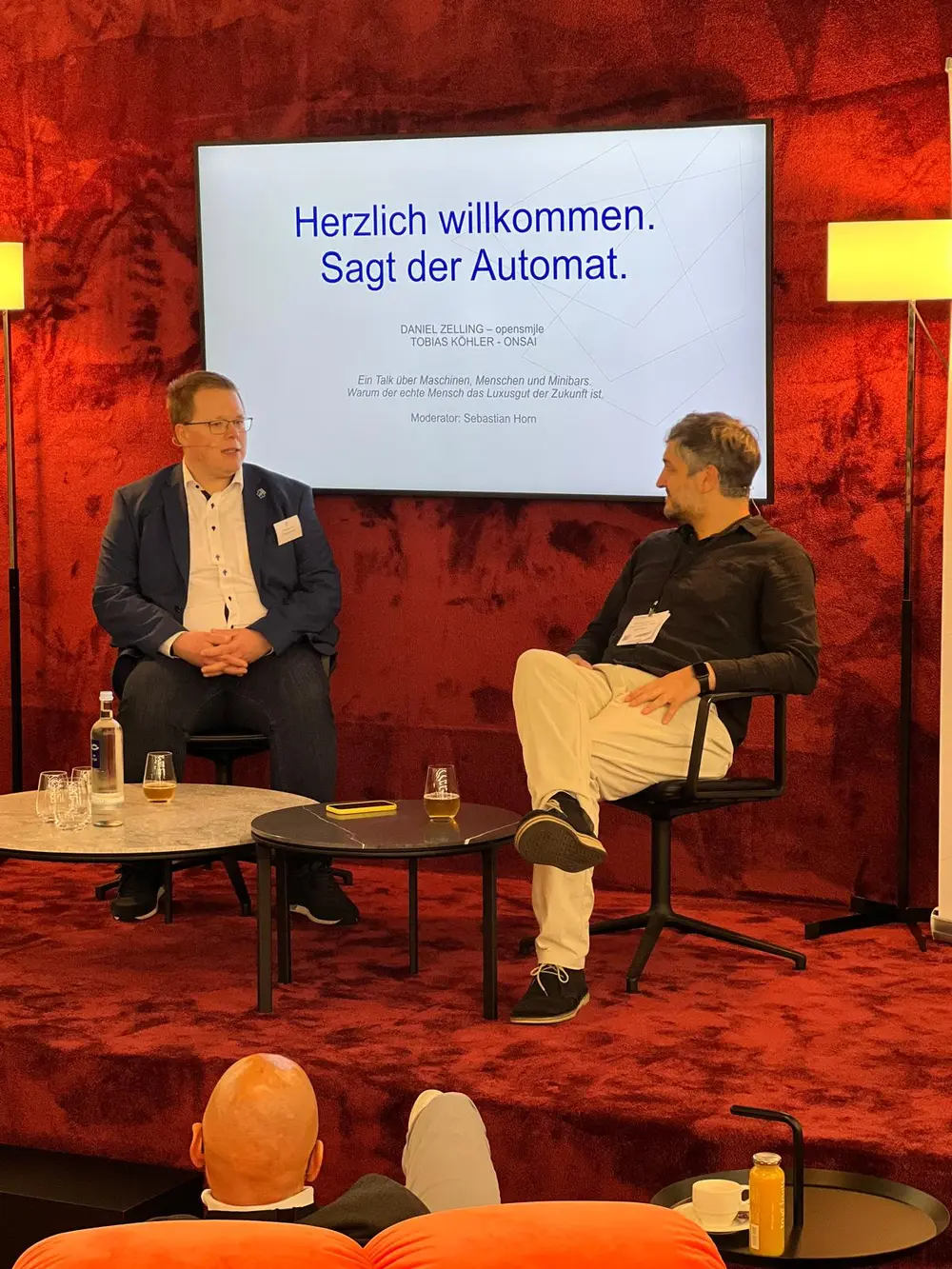Sebastian Horn moderiert einen Branchentalk über Automatisierung und menschlichen Service auf der Independent Hotel Show München